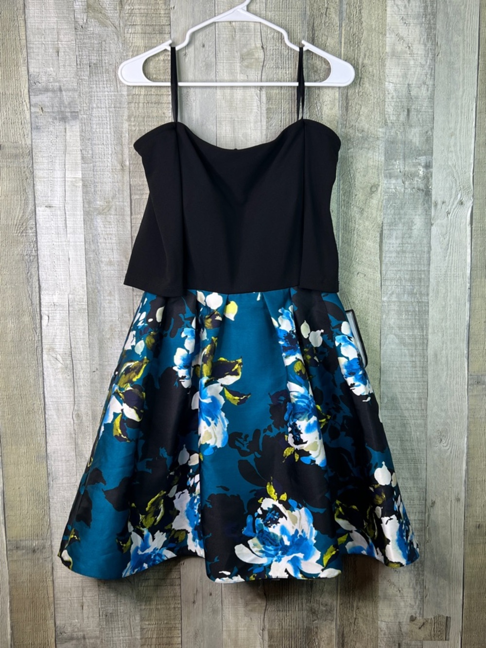 Betsy & Adam Size 6 Mini Fit & Flare Off
Shoulder W/Tulle Lining Dress Back Zip
